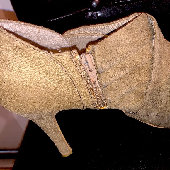4/$20 Suade tan ankle booties with 4 inch heel by Massimo-9.5 - Picture 6 of 8